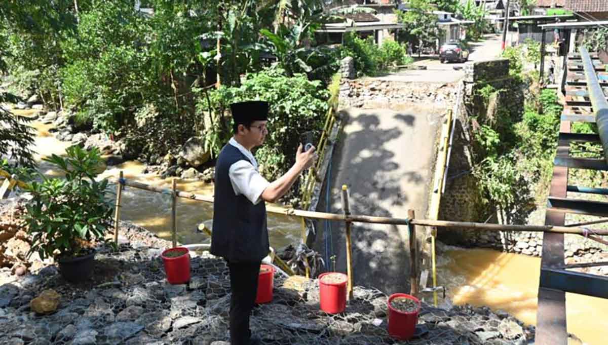 Putus Diterjang Banjir, Bupati Trenggalek Tinjau Kondisi Jembatan Dung Buceng