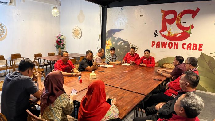Ketua DPC PDIP Gresik Fandi Akhmad Yani bersama jajaran pengurus saat rapat konsolidasi. foto: ist.
