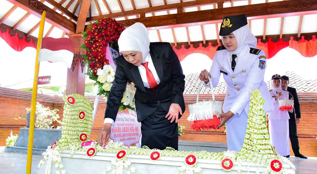 Khofifah Indar Parawansa saat ziarah dan tabur bunga di makam Pahlawan Nasional, sekaligus Gubernur Pertama Jawa Timur, RMTA Soerjo.