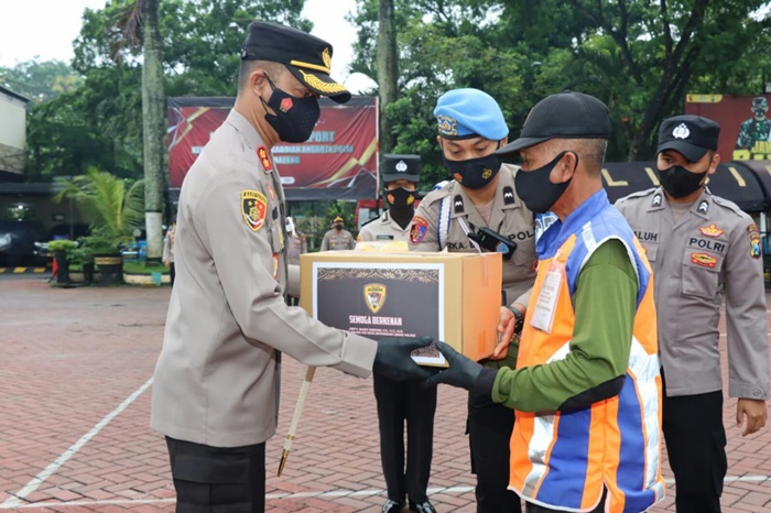Kapolres Malang saat memberikan piagam penghargaan kepada Pak Yit.