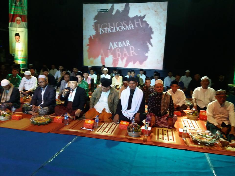 Dr KH Asep Saifuddin Chalim bersama para kiai di panggung saat memimpin Istighatsah akbar di Gedung Kesenian Reog Ponorogo, Sabtu malam (9/6/2018). Foto: MMA/bangsaonline.com