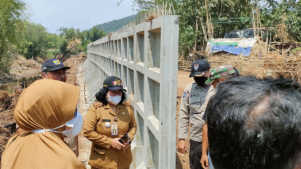 Lurah Pojok, Erly Maya Muryati, saat berdialog dengan warga RT 13 dan 14 RW 03. Foto: MUJI HARJITA/BANGSAONLINE