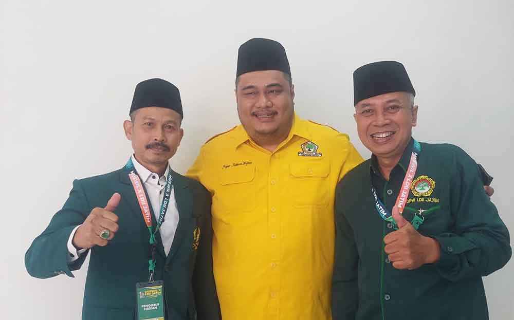 Ketua SC Musda Golkar Gresik, Andi Fajar Yulianto (kiri), bersama Wakil Ketua Golkar Jatim Fajar Ridwan dan pengurus Golkar Jatim Wahyu Setiono. Foto: Ist.