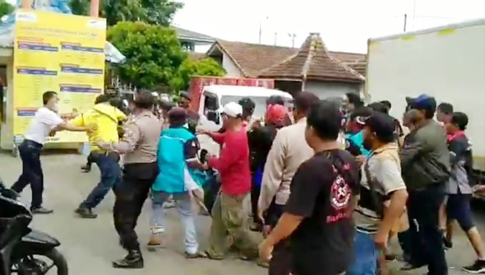 Demo ratusan sopir Over Dimension Over Loading (ODOL) dengan memblokade Pelabuhan ASDP Ketapang, Banyuwangi, diwarnai kericuhan serta aksi kejar-kejaran antara pengunjuk rasa dengan pengurus truk, Senin (3/1/2022).