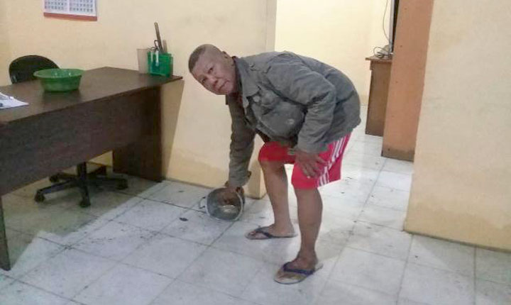 TERGENANG: Luapan air di jalan Anjasmoro Perumnas Wates meluber ke jalanan dan masuk rumah warga. Tampak Djoko Erlangga seorang warga menguras air dalam rumah. foto: YUDI EP/ BANGSAONLINE