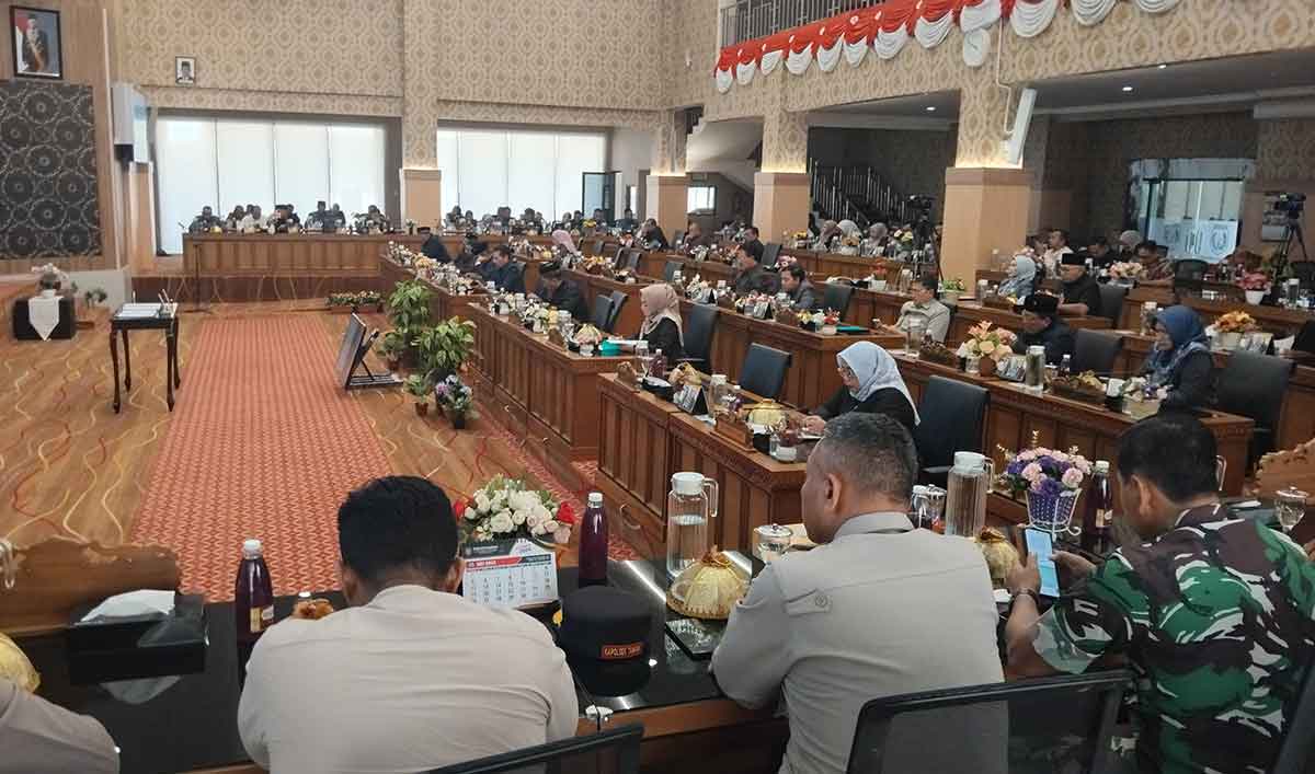 Rapat paripurna yang berlangsung di DPRD Kota Madiun.