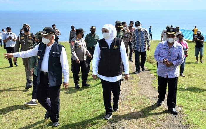 Gubernur Khofifah saat pamerkan keindahan Pantai Modangan Malang Selatan.