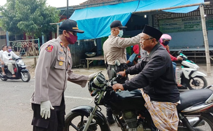Kapolsek Arosbaya Iptu Fery Riswantoro saat melakukan pencegatan terhadap pengendara yang tidak menggunakan masker.