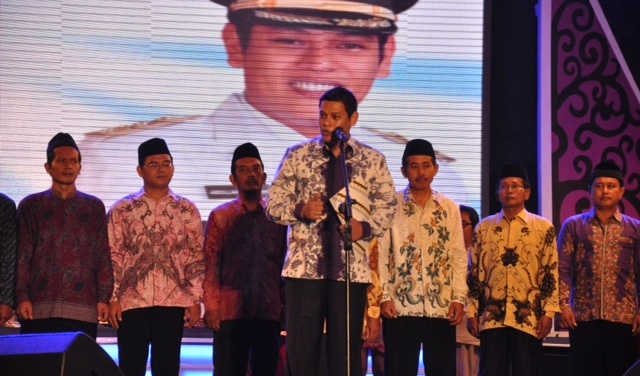 DEKLARASI - Walikota Kediri saat memberikan sambutan dalam deklarasi Prodamas bersama perwakilan RT se-kota Kediri di Taman Tirtoyoso, Kota Kediri, Jumat (22/8/2014) malam. foto : arif kurniawan/BangsaOnline


