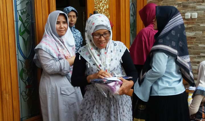 Nyai Hj Alif Fadlilah (paling kiri) bersama putrinya, Neng Zahroh (paling kanan) saat memberikan bingkisan Idul Fitri kepada para janda di kediaman Gus Barra Jalan Siwalankerto Utara, Surabaya Senin sore (3/6/2019). foto: BANGSAONLINE.com