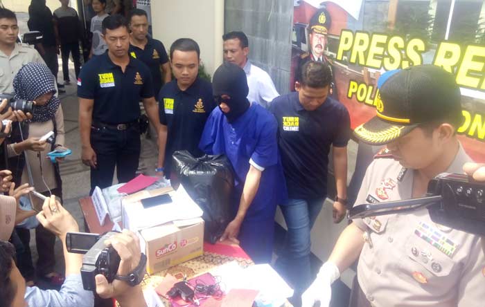 Tersangka saat dipamerkan dalam press rilis di Mapolres Bojonegoro. foto: EKY NURHADI/ BANGSAONLINE
