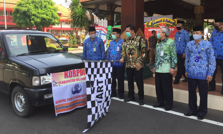 Bupati Pungkasiadi memberangkatkan logistik bantuan kepada THL. 
