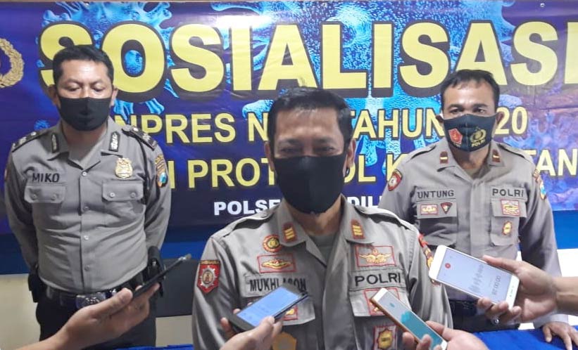 Kapolsek Ngadiluwih AKP Mukhlason saat memberi keterangan kepada wartawan,  Jumat (21/8). foto: MUJI HARJITA/ BANGSAONLINE