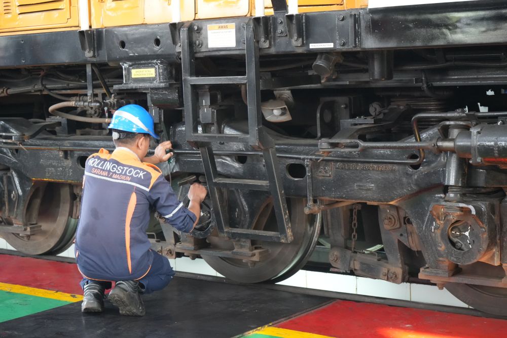 Perawatan lokomotif di depo Madiun