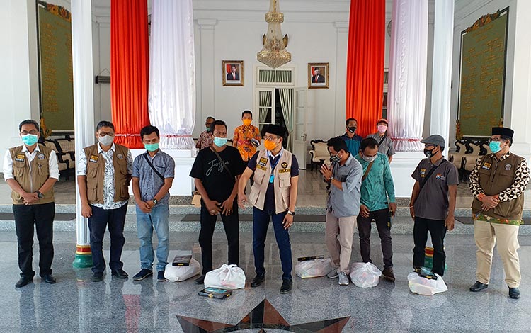 Bupati Bangkalan, R. Abdul Latif Amin Imron saat memberikan bingkisan kepada wartawan di Pendopo Agung Bangkalan.
