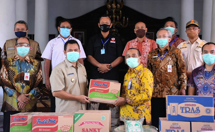 Bupati Pungkasiadi ketika menerima bantuan sembako dari IKAPTK.