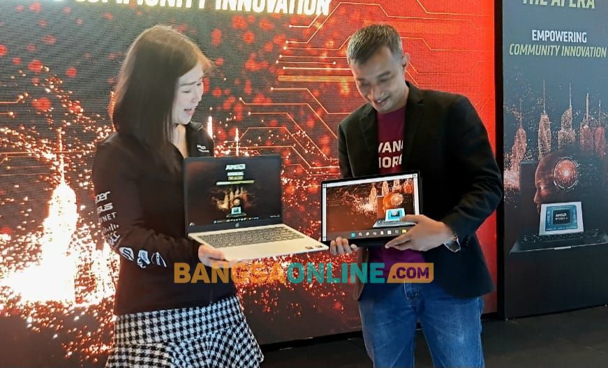 Consumer Business Development Manager AMD Indonesia, Armawati Cen (kiri) bersama Product Marketing Manager AMD Indonesia, Donnie Brahmandhika. Foto: Dyah/BANGSAONLINE