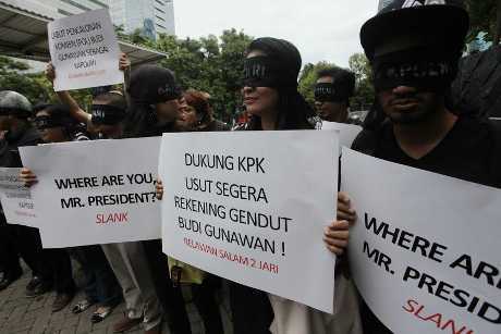 Para aktivis salam 2 jari dan relawan Jokowi yang tadi siang berbalik arah mendukung KPK. Tampaknya dukungan terhadap Jokowi makin tergerus oleh langkah-langkahnya yang tak pro pemberantasan korupsi.