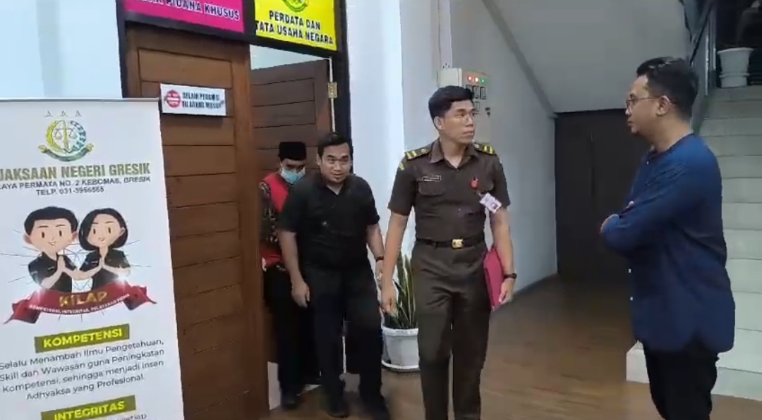 Ketua BPD Roomo Nurhasyim saat dibawa ke Rutan Banjarsari, Kecamatan Cerme. Foto: Ist.