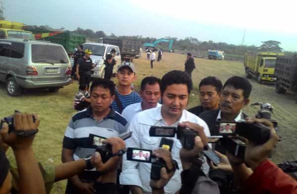 Kasatreskrim Polres Kediri saat jumpa pers di lokasi tambang ilegal. foto: dendi martoni/BANGSAONLINE