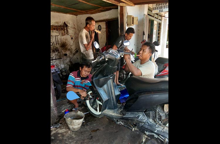Di tengah pandemi Covid-19, Bengkel Motor Amir tetap bersemangat dalam melayani para pelanggan.