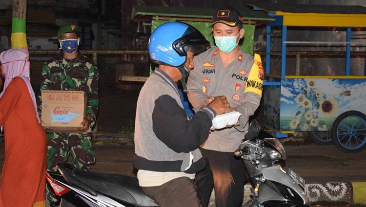 Polres Pamekasan bagi-bagi nasi kotak untuk sahur dan memberikan sosialisasi pencegahan Covid-19.