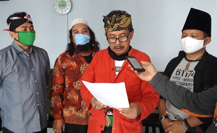 Ketua Lesbumi PCNU Kabupaten Kediri, H. Abu Muslich (pegang kertas) saat membacakan Pakta Integritas Lesbumi PCNU Kabupaten Kediri. foto: MUJI HARJITA/ BANGSAONLINE