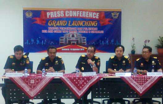 Dirjen Bea dan Cukai, Heru Prambudi  dalam press conference grand launching Kantor Pengawasan dan Pelayanan Bea dan Cukai Tipe Madya Pabean B Sidoarjo. foto : khumaidi/BANGSAONLINE