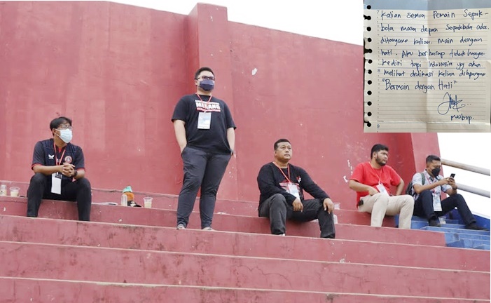 Bupati Kediri Hanindhito Himawan Pramana (berdiri) dan Ketua DPRD Kabupaten Kediri Dodi Purwanto (tengah), ikut memberi semanat Persedikab. Inset: Pesan Bupati Kediri kepada pasukan Bleduk Kelud di secarik kertas. foto: ist.