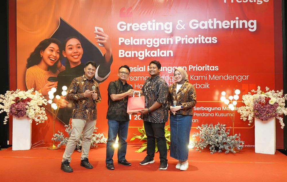 Telkomsel saat memberikan penghargaan kepada pelanggan prioritasnya. Foto: Hms