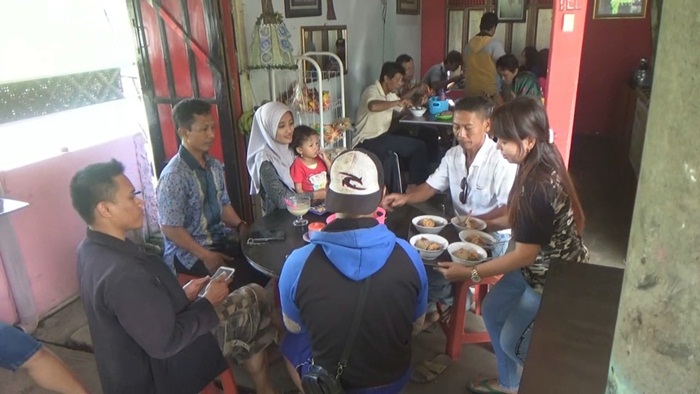 Para pengunjung bakso durian yang sedang menikmati sensasinya.