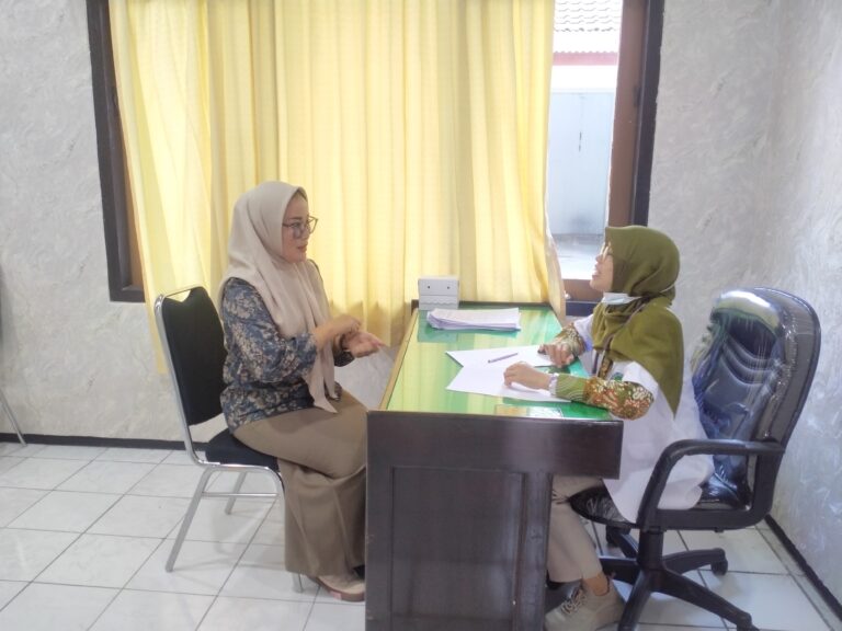 Salah satu anggota DPRD Trenggalek saat mengikuti pemeriksaan kesehatan