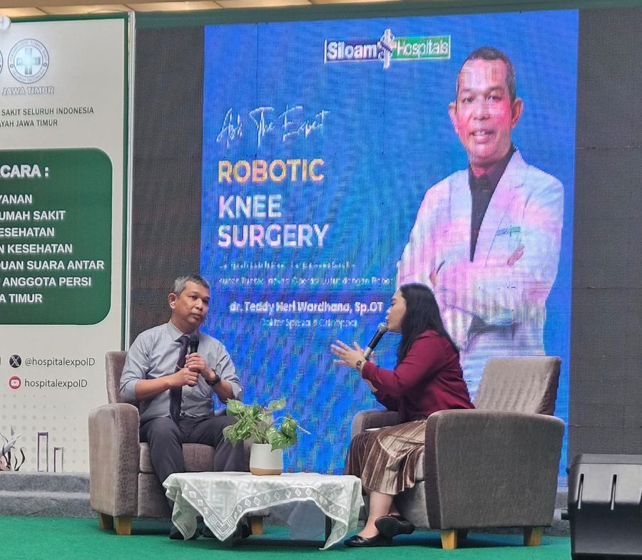 Dokter spesialis Orthopedi dan Traumatologi RS Siloam Surabaya dr. Teddy Heri Wardhana, SpOT saat mengedukasi masyarakat mengenai osteoarthritis dan salah satu penanganannya, TKR 