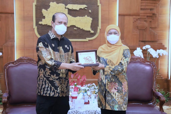 Gubernur Jawa Timur, Khofifah Indar Parawansa saat menerima kunjungan kerja Kepala BNPT Komjen. Pol. Dr. Drs. Boy Rafli Amar di Gedung Negara Grahadi Surabaya, Rabu (17/11).