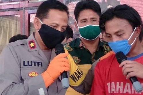 Tersangka saat berada di Polres Sampang.