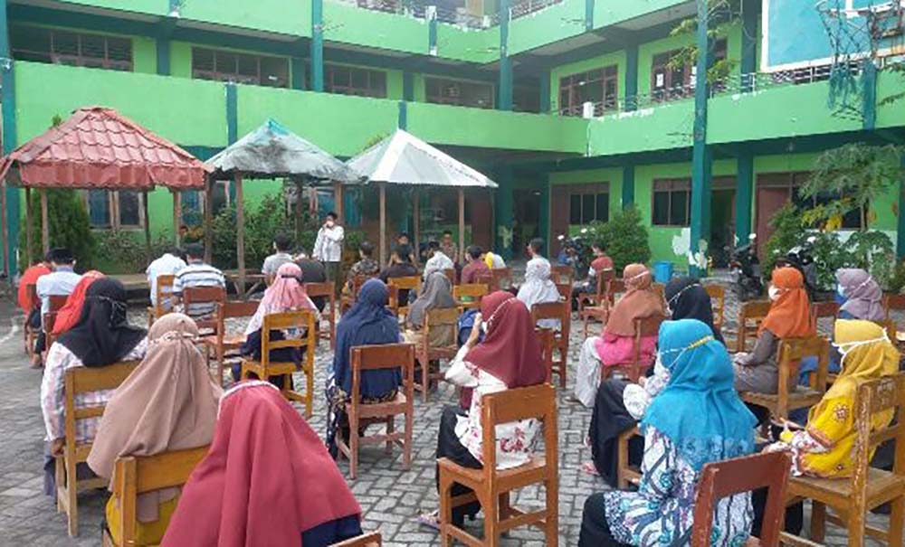 Warga saat berjemur untuk mendapatkan vitamin D sebagai penambah imunitas. foto: ist.