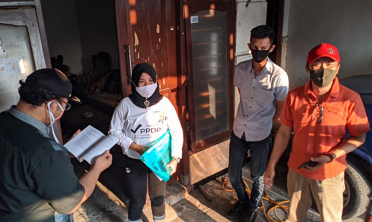 Eka Wisnu Wardhana, Komisioner Divisi Perencanaan, Data dan Informasi KPU Kabupaten Kediri (baca buku) bersama PPDP. (foto: ist).