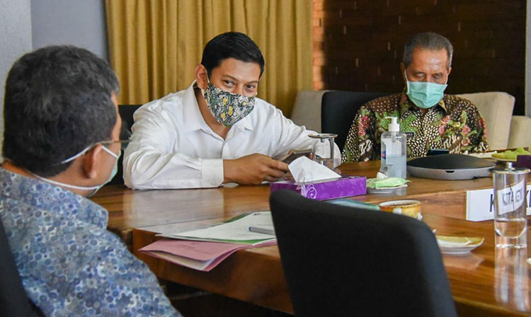 Wali Kota Kediri, Abdullah Abu Bakar (baju putih) didampingi Sekretaris Daerah Budwi Sunu dan Kepala BPPKAD Bagus Alit. (foto: ist).