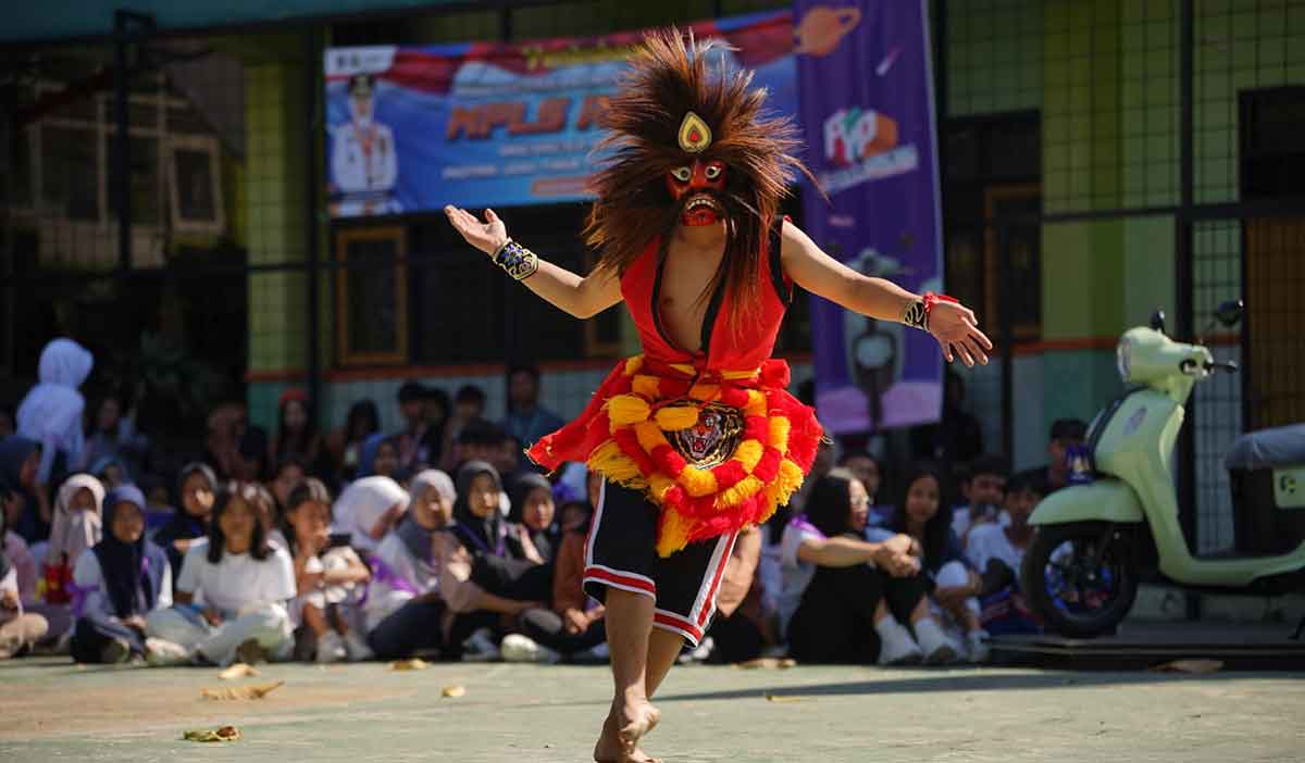 Salah satu tarian tradisional dari siswa dalam MPLS SMAN 2 Batu.