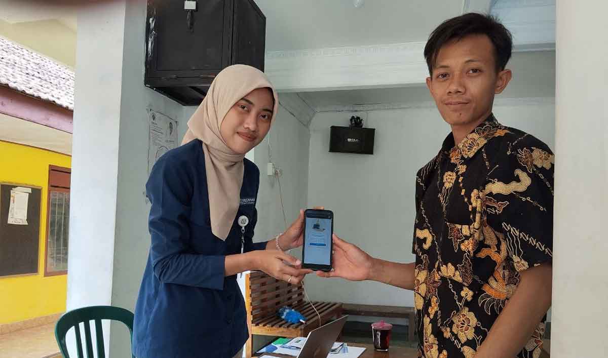 Petugas saat menunjukkan cara penggunaan program Rehab dari BPJS Kesehatan.