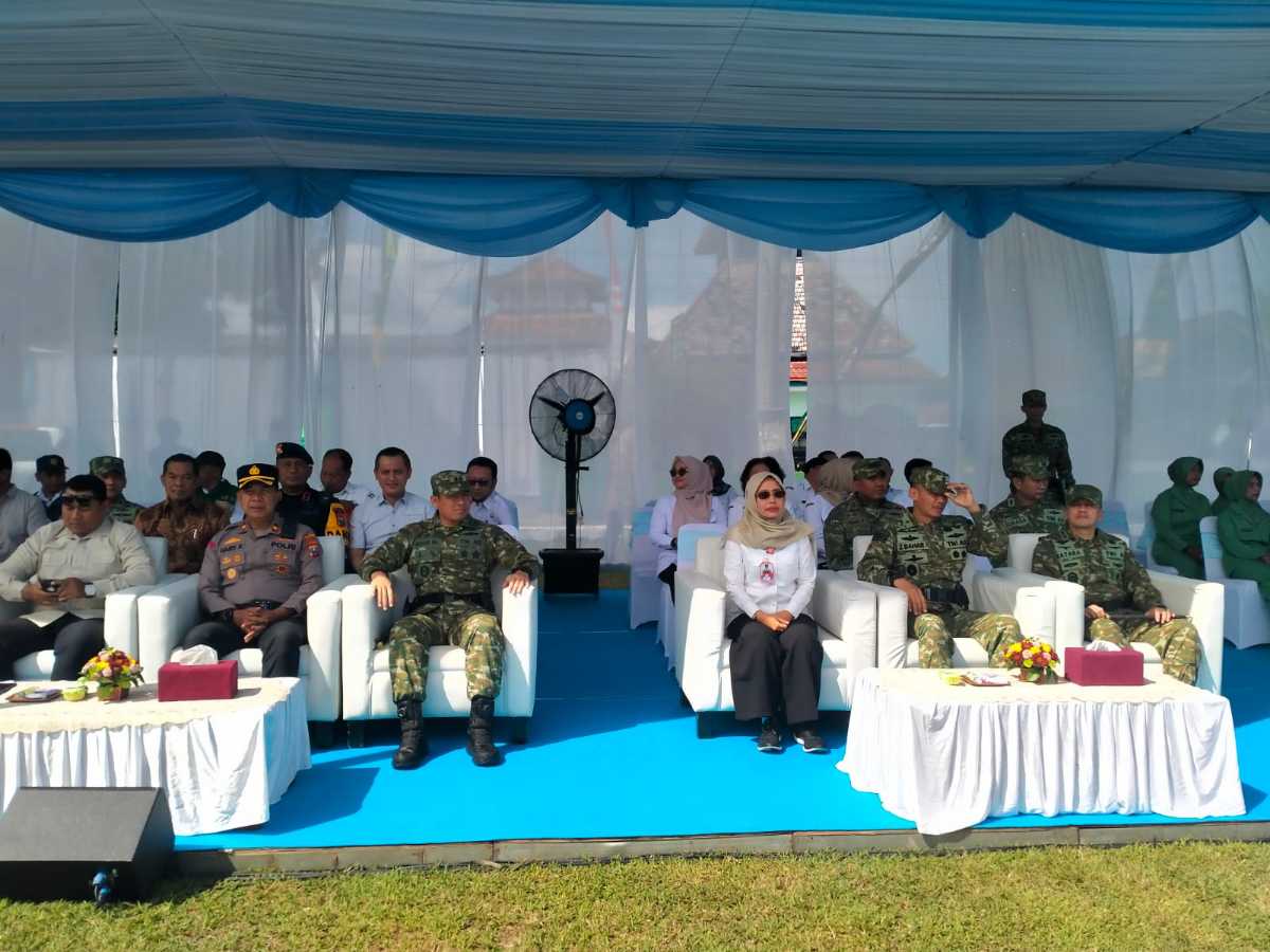Kasdam V/Brawijaya Brigjen TNI Zainul Bahar dan Wabup Kediri Dewi Mariya Ulfa bersama unsur TNI, Polri dan tamu undangan lainnya. (Ist). 
