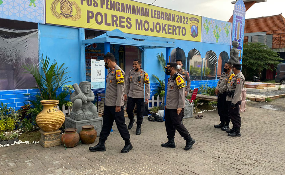 Wakapolres Mojokerto Kompol Wisnu secara langsung meninjau kesiapan 8 pos pengamanan yang disiapkan Polres Mojokerto.