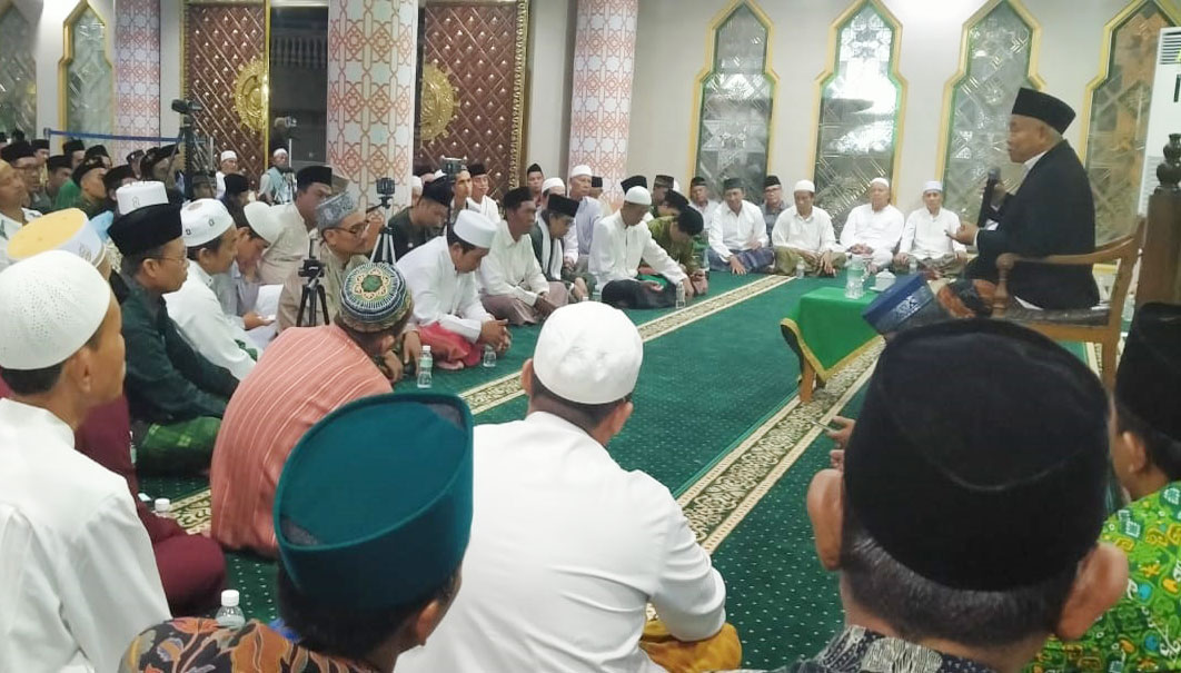 Prof. Dr. KH. Asep Saifuddin Chalim, M.A. saat memimpin tahlil 7 hari wafatnya Dr. Ir. KH. Salahuddin Wahid (Gus Sholah) di Masjid Raya Baiturrahman Denpasar Bali, Sabtu (8/2/2020) malam. foto: BANGSAONLINE