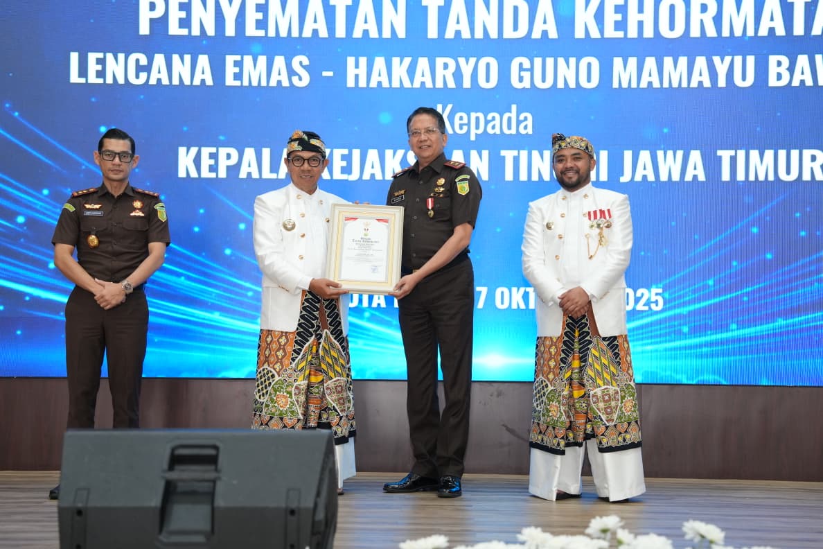 Penyerahan penghargaan lencana emas Pemkot Batu kepada Kajati Jatim