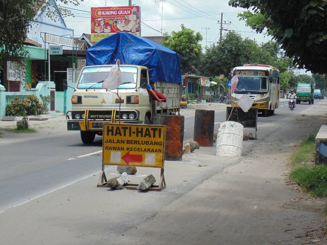 Jalan Rusak Ditanami Drum Bekas