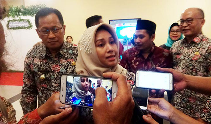 Wali Kota Ita sedang mengungkapkan manfaat e-Musrenbang kepada awak media. foto: YUDI EP/ BANGSAONLINE