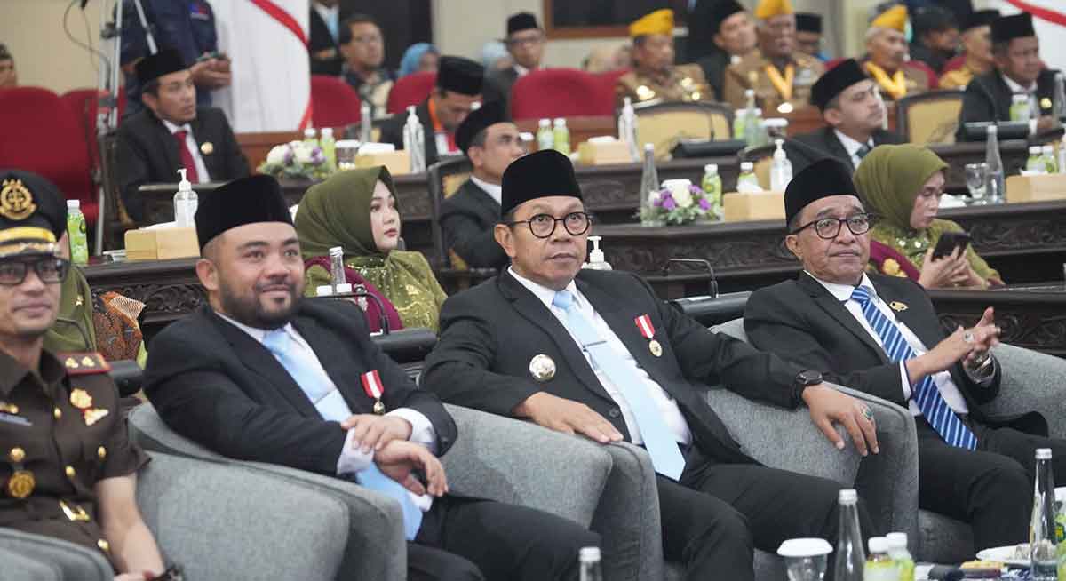 Wali Kota Batu dan wakilnya bersama seluruh Jajaran Forkopimda saat mendengarkan pidato dari Presiden Prabowo.