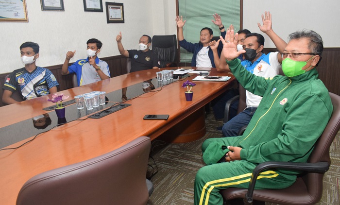 Bupati Yuhronur memberangkatkan atlet PON secara virtual.