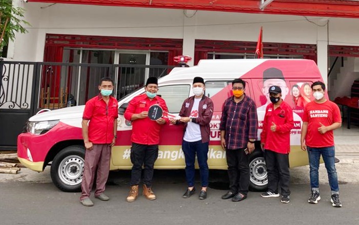 dr. H. Mufti A.N. Anam, anggota Komisi VI DPR RI menyerahkan mobil ambulans ke Ketua DPC PDIP Kabupaten Pasuruan, Sabtu (23/1/2021).