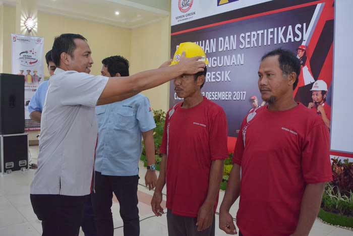 Tukang bangunan yang mendapat sertifikat dari PT Semen Gresik.